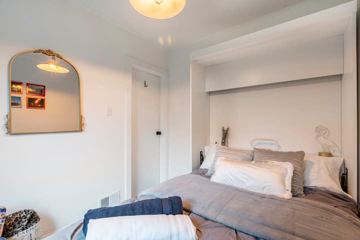 Segundo dormitorio y más pequeño, cama de matrimonio. Este dormitorio no tiene armario, pero tiene un portaequipajes.