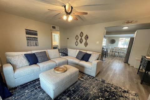 Happy Quail House!  Minutes to lake, A/C & Parking