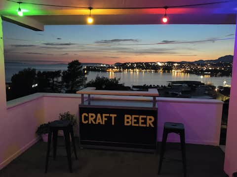 Popular Airbnb listing: Apt with a large terrace and a beautiful view in Općina Podstrana
