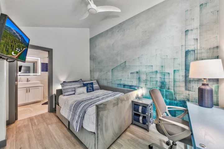 Táto podkrovná izba je pre viac súkromia zatvorená. Zahŕňa vlastnú kúpeľňu, plne vybavenú posteľ a pracovný priestor. Akoby to bol vlastný mini apartmán. 