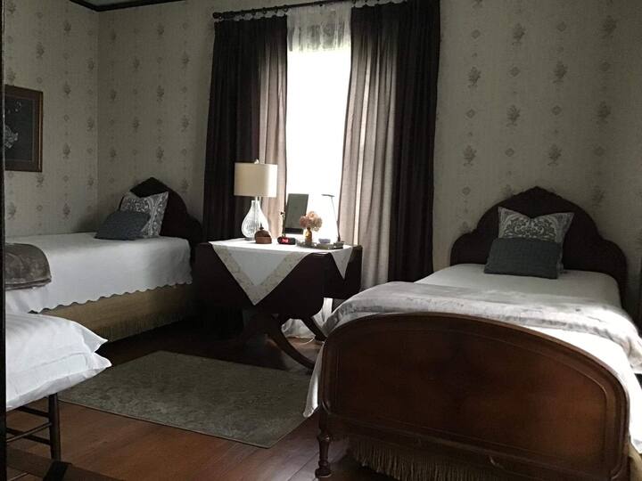 Quiet Country Farmhouse Bed and breakfasts for Rent in Bath, Indiana