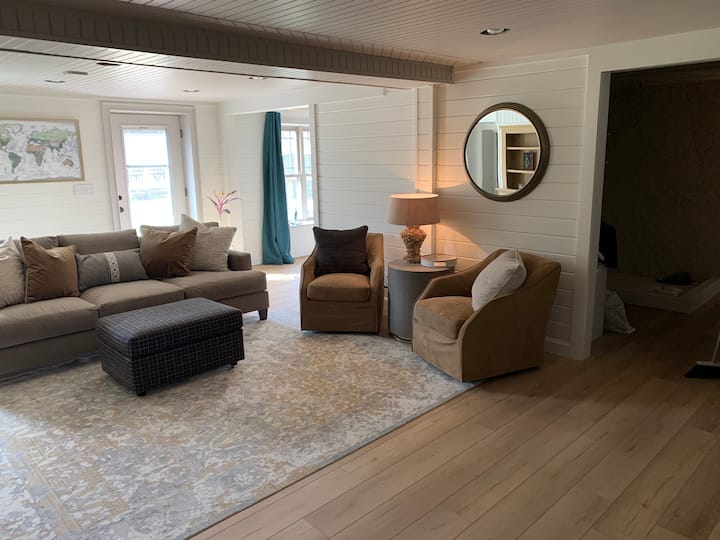 Კიბის ქვემოთ მისაღები სივრცე, მთავარი საძინებელი და სააბაზანოც დაბლაა. 