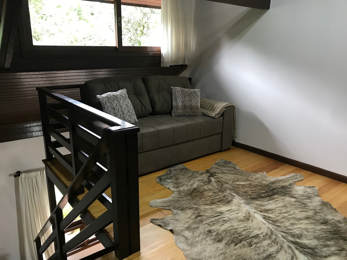 Soggiorno al piano superiore con divano letto matrimoniale