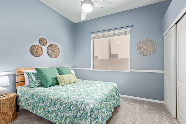 El segundo dormitorio tiene cama tamaño queen, encantará a los huéspedes con la colcha de palma y los detalles de fibra natural.