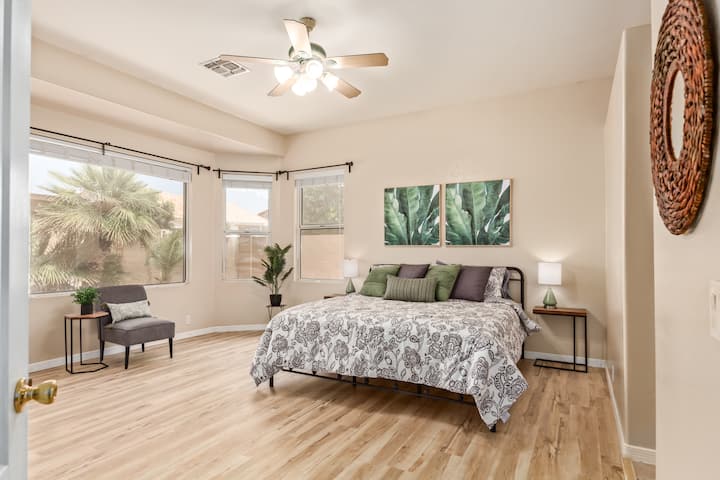 Suite principal con cama tamaño king y vista a la piscina.