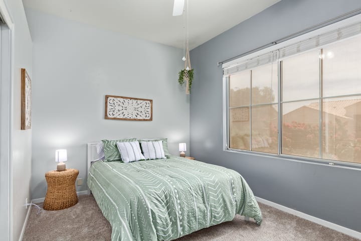 El tercer dormitorio, también con cama tamaño queen, tiene un poco más de espacio.