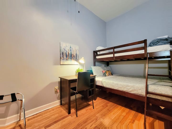 غرفة النوم رقم2 بسرير بطابقين (سرير فردي + مزدوج)