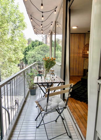Beautiful Curated & Designed Flat + Great Balcony gallery image 4