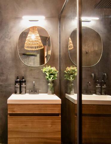 Beautiful Curated & Designed Flat + Great Balcony gallery image 5