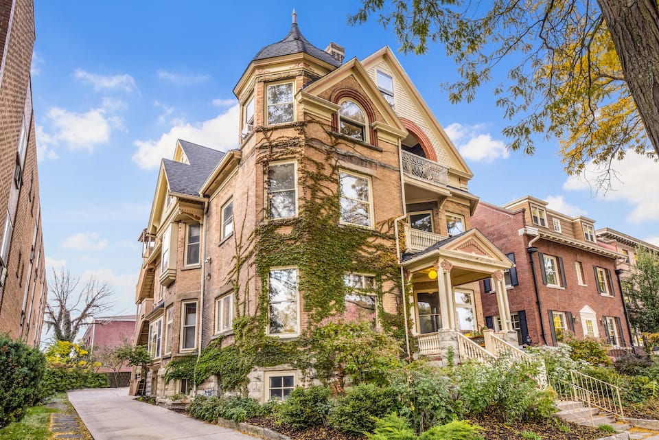 Top-earning Airbnb listing in Milwaukee, 10 bedrooms