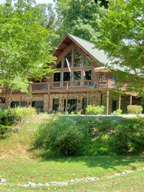 Lakeside Cabin - Sleeps 20