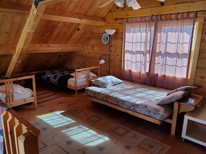 Loft dispose de 3 lits jumeaux et un futon pliant sur un grand lit. Pour la sécurité des enfants ou des animaux de compagnie, nous avons des portes qui peuvent être placées en haut et en bas des marches.