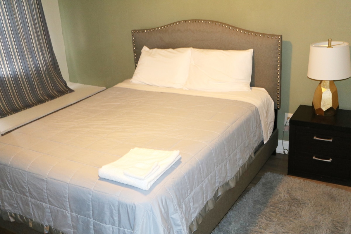 ห้องนอน #2 พร้อมเตียงควีนไซส์