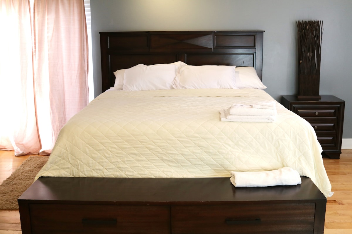 ห้องนอนใหญ่พร้อมเตียงคิงไซส์