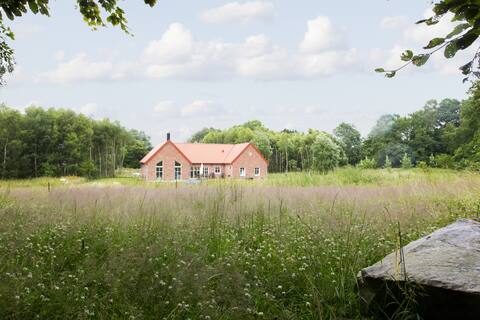 Spacious villa in natural surroundings