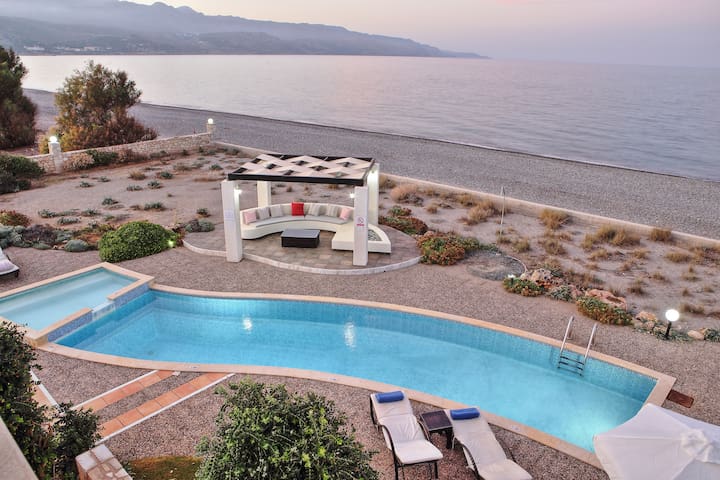 Beachfront villa w/Private Pool, ping-pong & BBQ