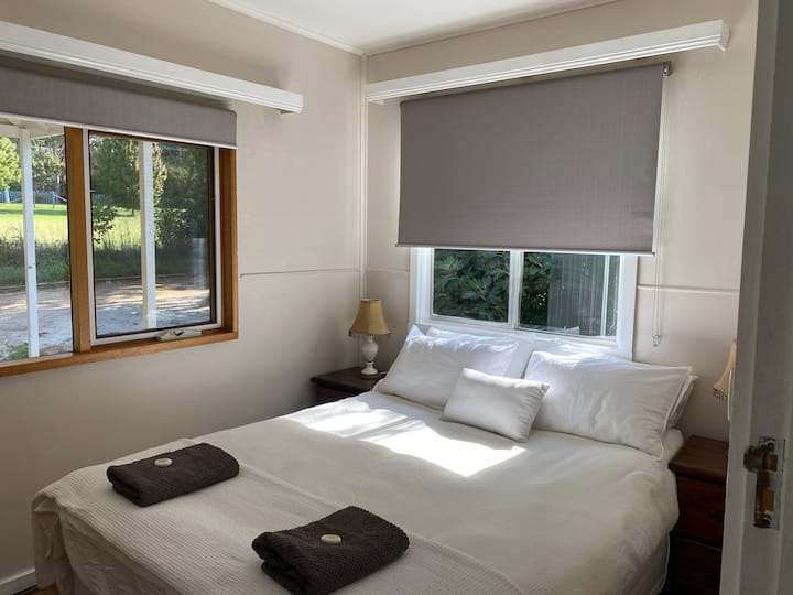 Chumba cha 2 cha kulala kina kitanda aina ya queen na sehemu nzuri yenye jua wakati wa alasiri.