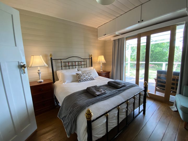 Chumba kikuu cha kulala kina ufikiaji wa verandah ya mbele. Pia iko karibu na bafu lenye nafasi kubwa.