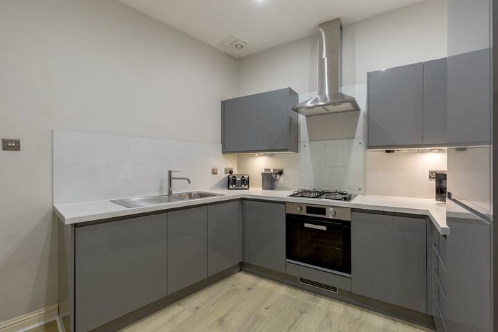 3 bed apartment ideal for Royal Mile & Old Town gallery image 5