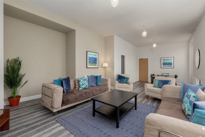 3 bed apartment ideal for Royal Mile & Old Town gallery image 4