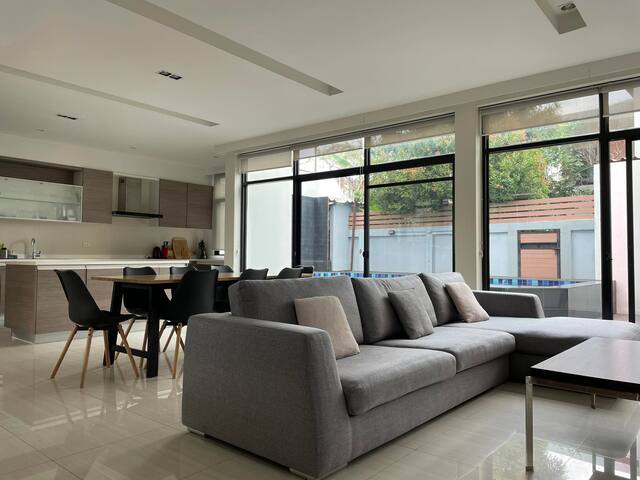 Large 4 Bedroom private pool villa ThonglorEkkamai gallery image 2