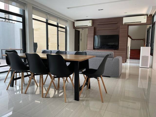 Large 4 Bedroom private pool villa ThonglorEkkamai gallery image 4