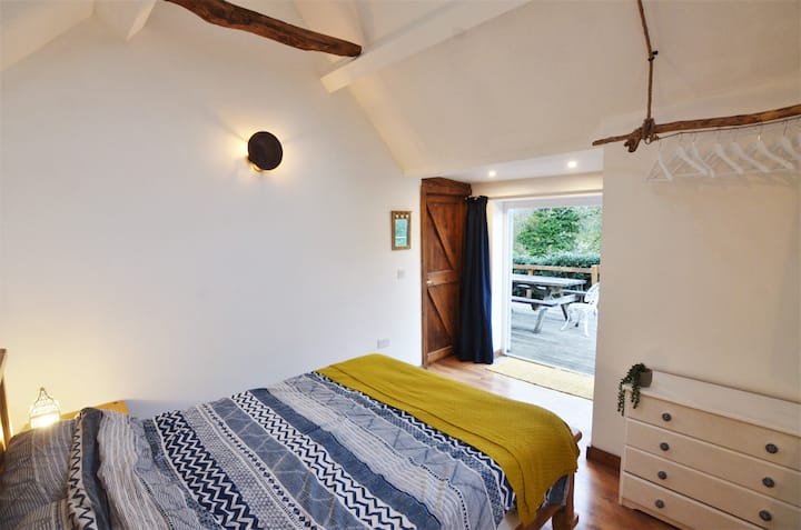 Kitanda cha ukubwa wa King na milango ya Kifaransa inayofunguka kwenye sehemu ya kupumzikia.