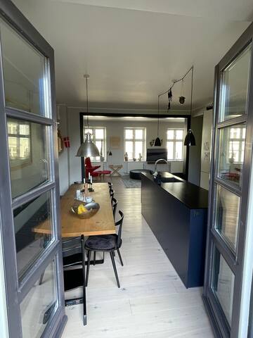 Vesterbro-paradis med altan og kæmpe grøn gård gallery image 3