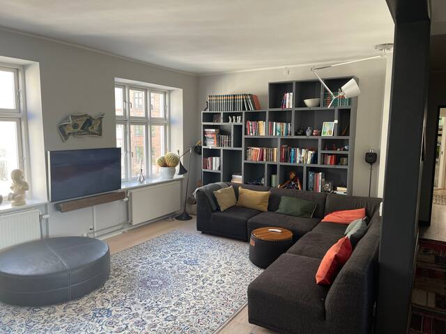 Vesterbro-paradis med altan og kæmpe grøn gård gallery image 2