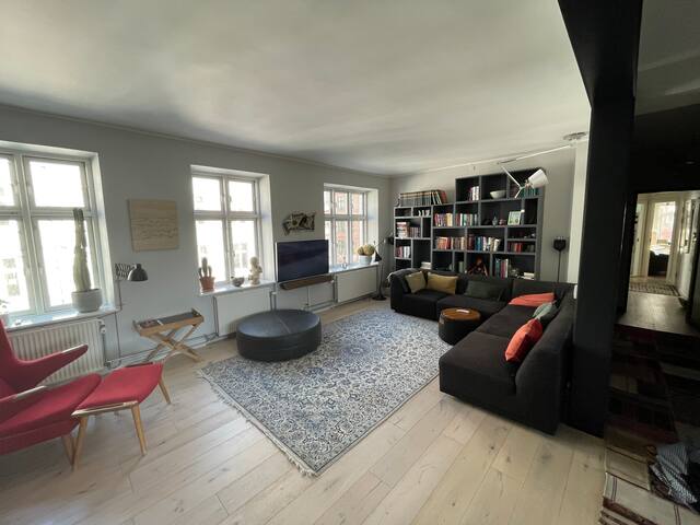 Vesterbro-paradis med altan og kæmpe grøn gård