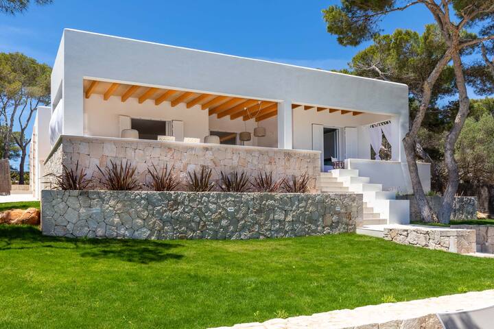 Magdala, luxury seafront villa for 6 persons gallery image 2