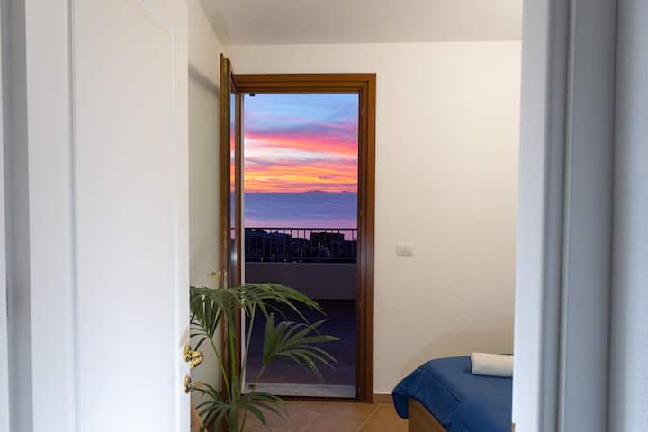 从主卧室欣赏日落，可欣赏海景。 从床上可以看到地平线和阿西纳拉岛。
这是结束一天并放松身心的绝佳方式，我们的矫形记忆枕头将为您提供睡眠服务