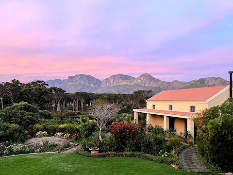 Farm Stay - Spacious Cottage With Mountain Views