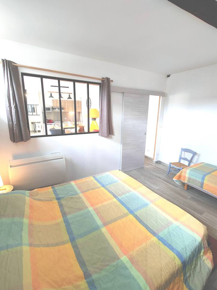 vue de la chambre sur salon par la verriere