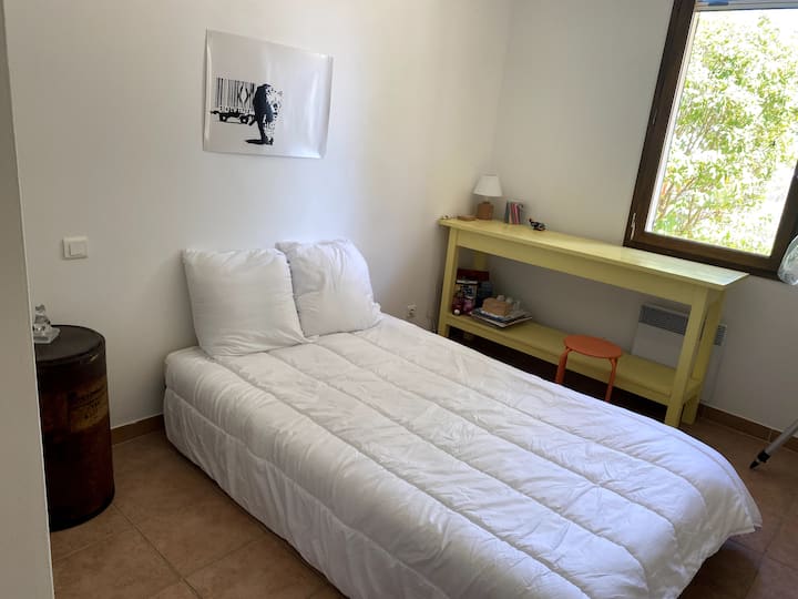La cama principal (anchura 120) es adecuada para 2 niños

También se puede instalar en la habitación un tatami + futón de calidad (con memoria de forma) para 1 persona