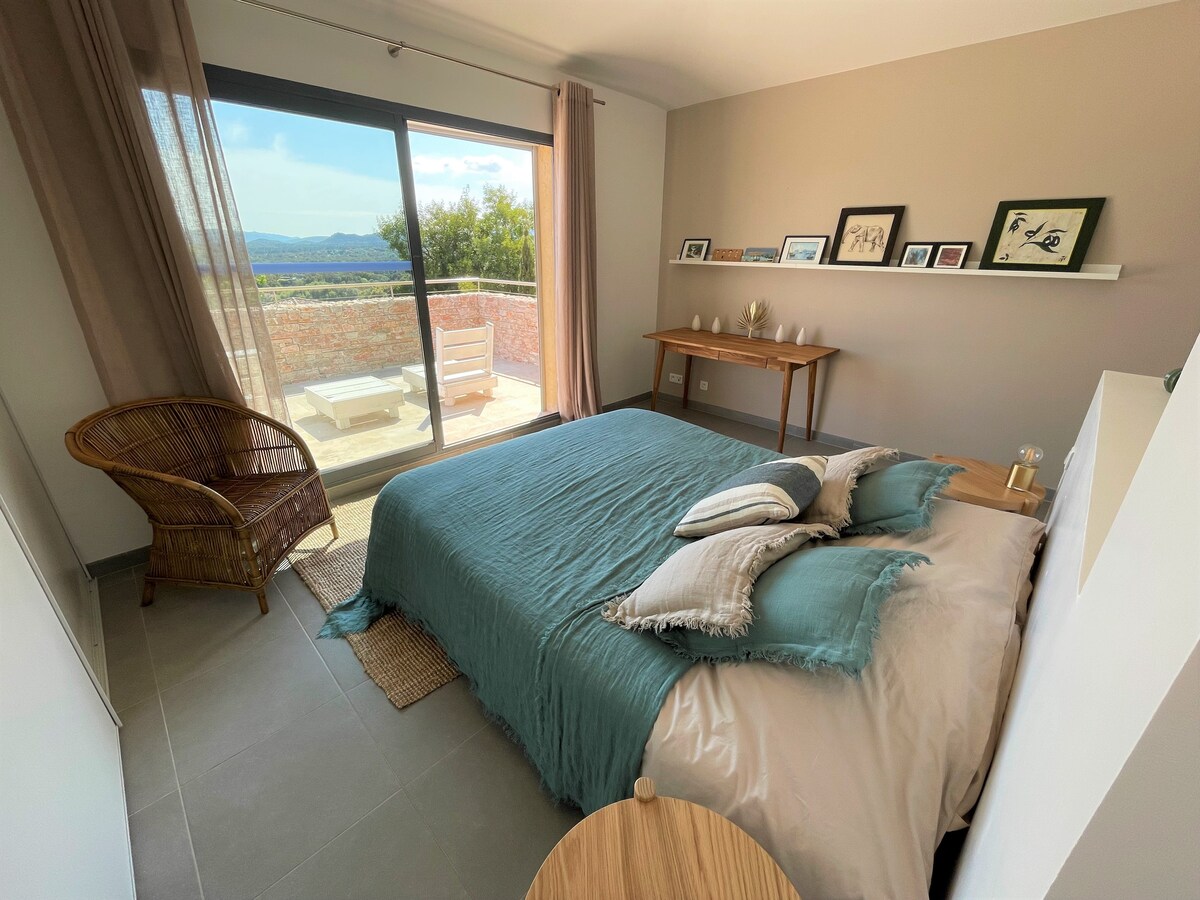 Na katu: Glavna spavaća soba ima pogled od 180 stupnjeva na korzičke krajolike, s uredskim prostorom