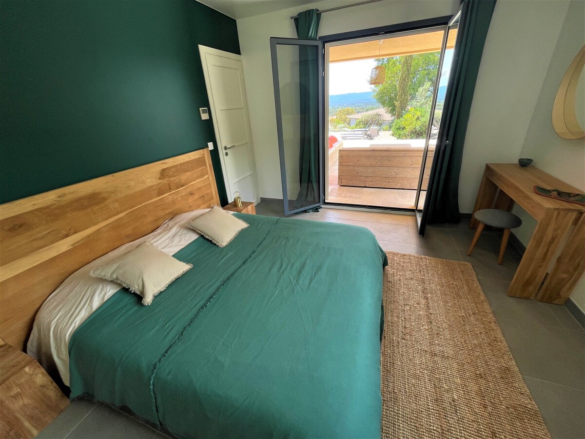 Prizemlje: spavaća soba s izravnim pristupom natkrivenoj terasi 