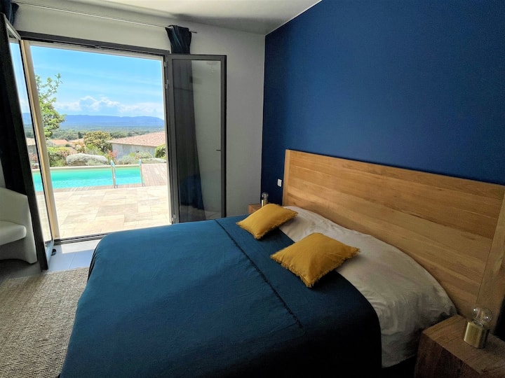 Приземен етаж: Спалня с директен достъп до басейна