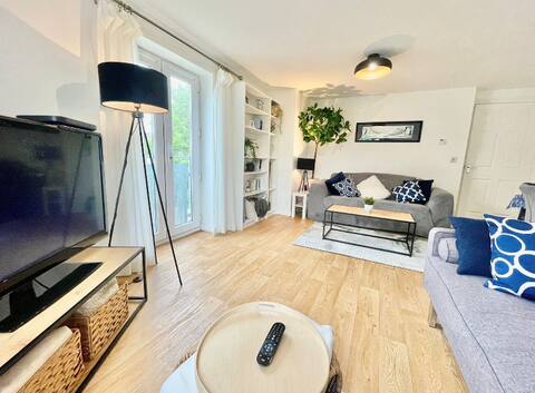 Lovely 2-Bedroom Bristol Apartment. FREE PARKING.