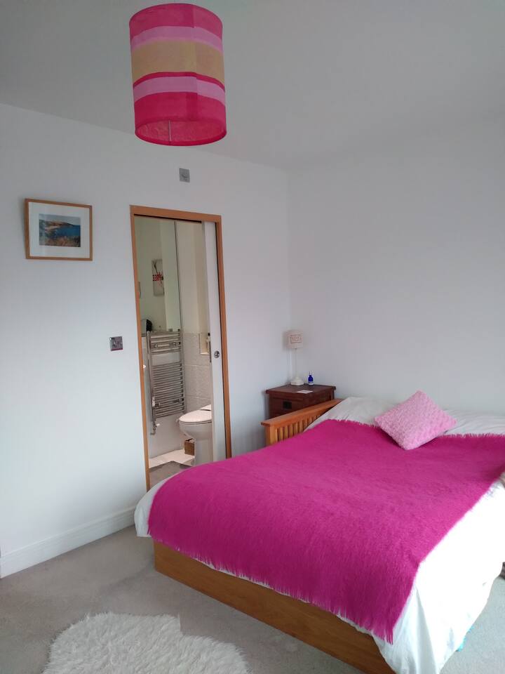 Dormitorio 1 - dormitorio delantero principal.  Habitación espaciosa. Cama doble. Baño en suite, con ducha, lavabo e inodoro. Armario empotrado.  Balcón. 