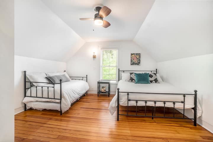 Queen bed, day bed and trundle. The trundle is unattached and can be moved anywhere in the room.