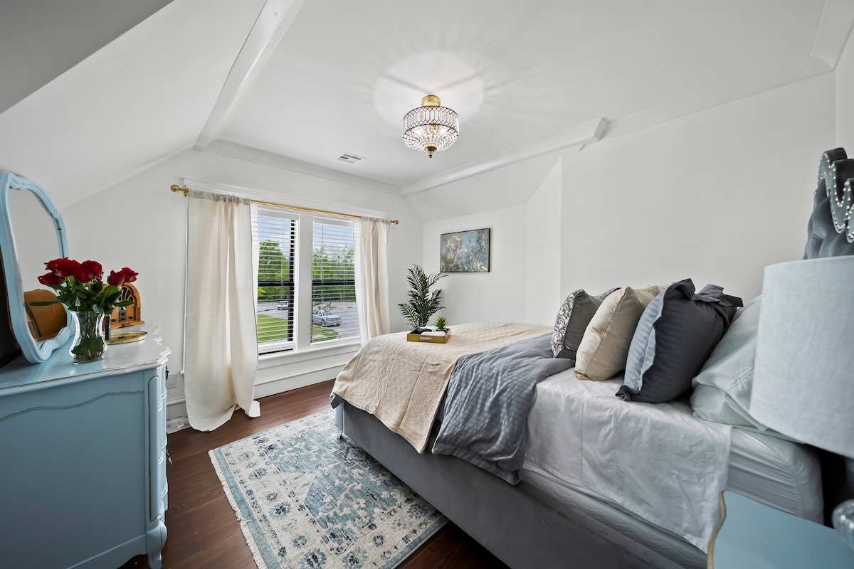 Оваа соба со брачен кревет (широк 150-179 см) се наоѓа на горниот кат со заедничка бања во ходникот. Приватен плакар.