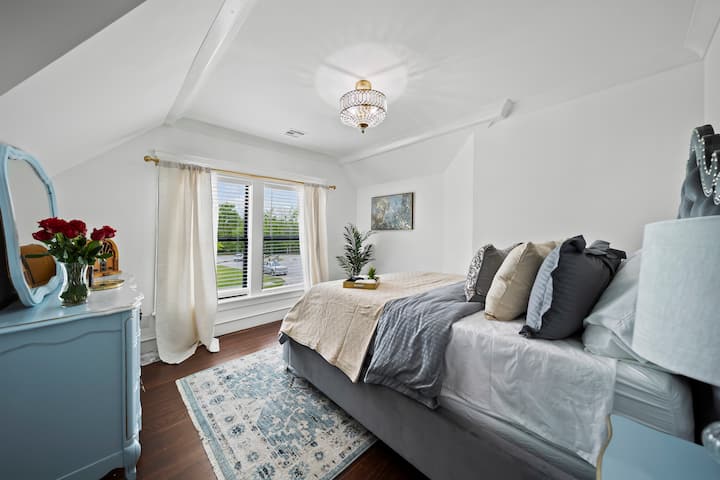 这间标准双人床房位于楼上，设有共用大厅浴室。独立衣柜。