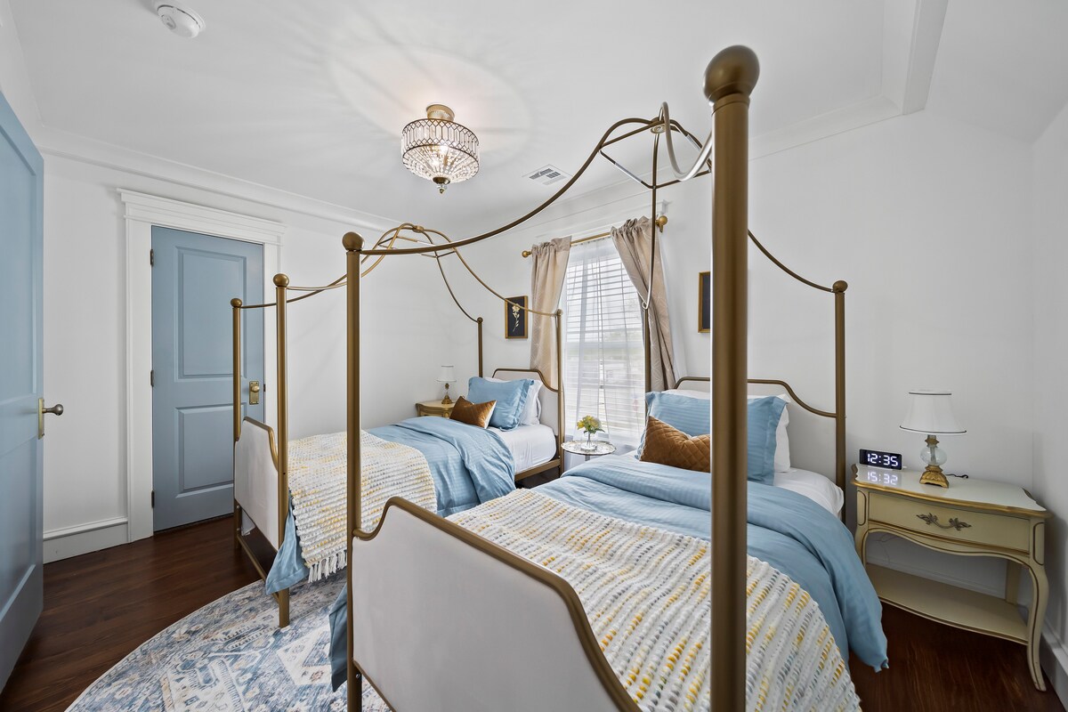 Двокреветната соба се наоѓа на горниот кат со заедничка бања во ходникот. Приватен плакар.