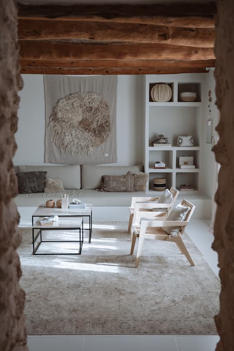 Anuncio de Airbnb popular: Wonderfully serene spacious finca villa. CasaFlore en Santa Eulària Des Riu