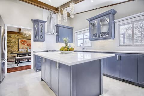 5-BR Home Near Toronto - Large Backyard & Fire Pit