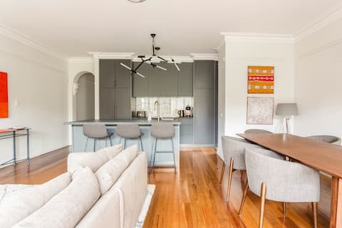 Popular Airbnb listing: Coastal 2-bed beach retreat with offstreet parking in Cottesloe