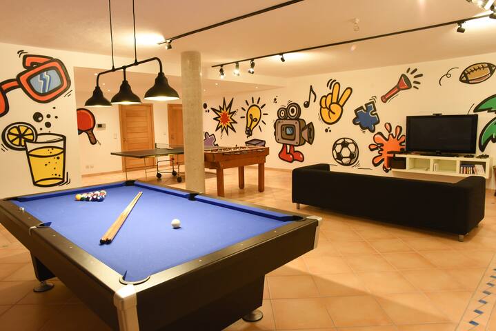 Villa Tojeira | Entire Villa, Pool & Padel Court gallery image 5