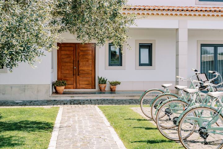 Villa Tojeira | Entire Villa, Pool & Padel Court gallery image 3