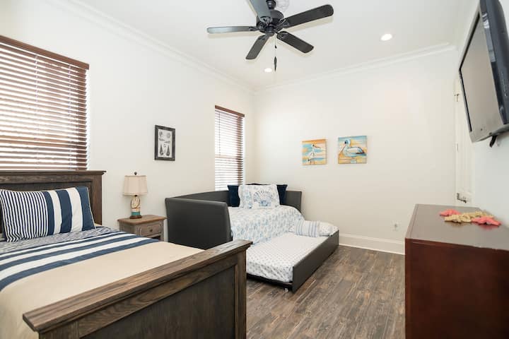 Трета спална соба со три единечни кревети (трндел) и телевизор со рамен екран за децата да се дружат.